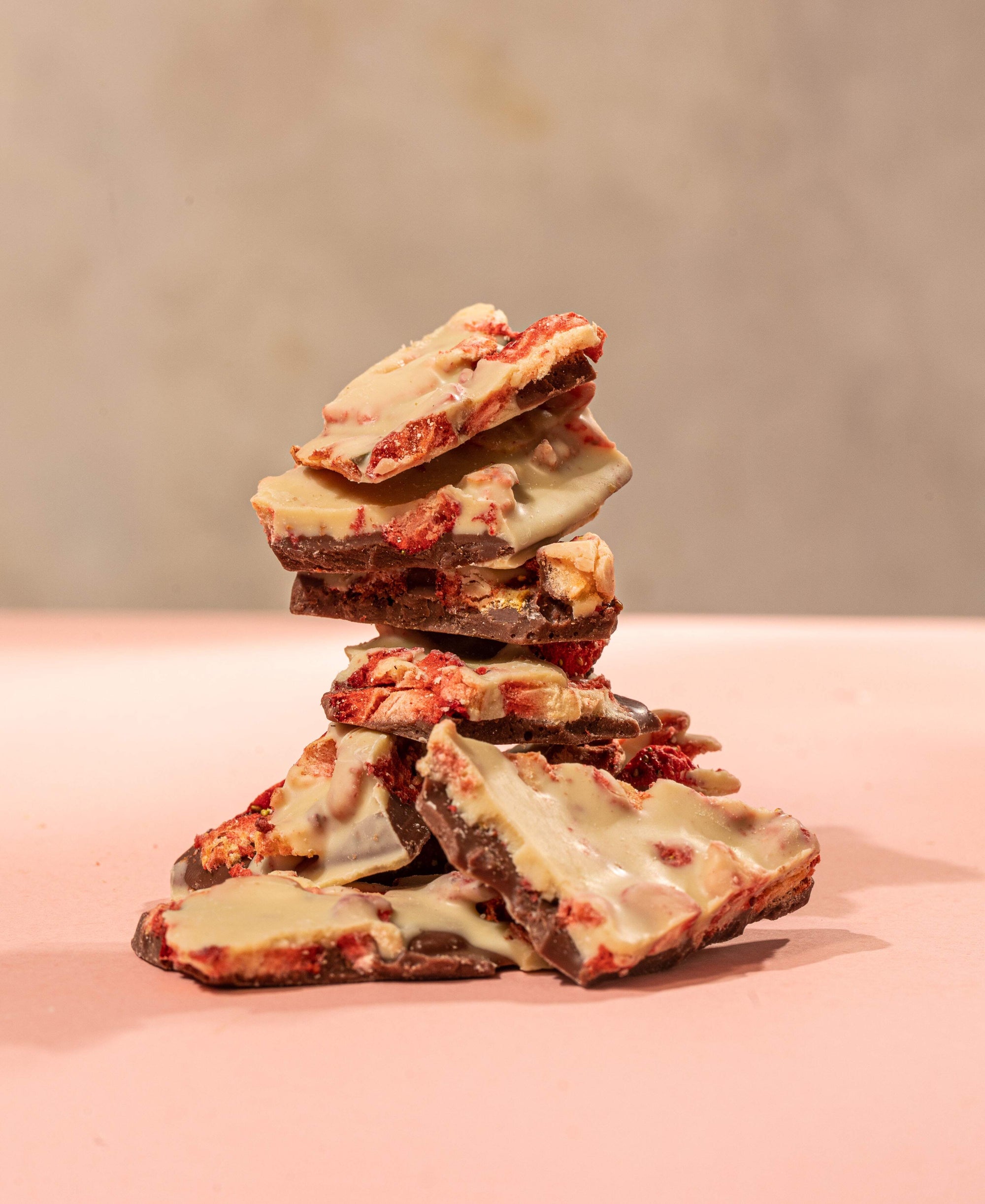 Lascas de Chocolate Nuvem de Morango Chocolate Duo com Morango 55g