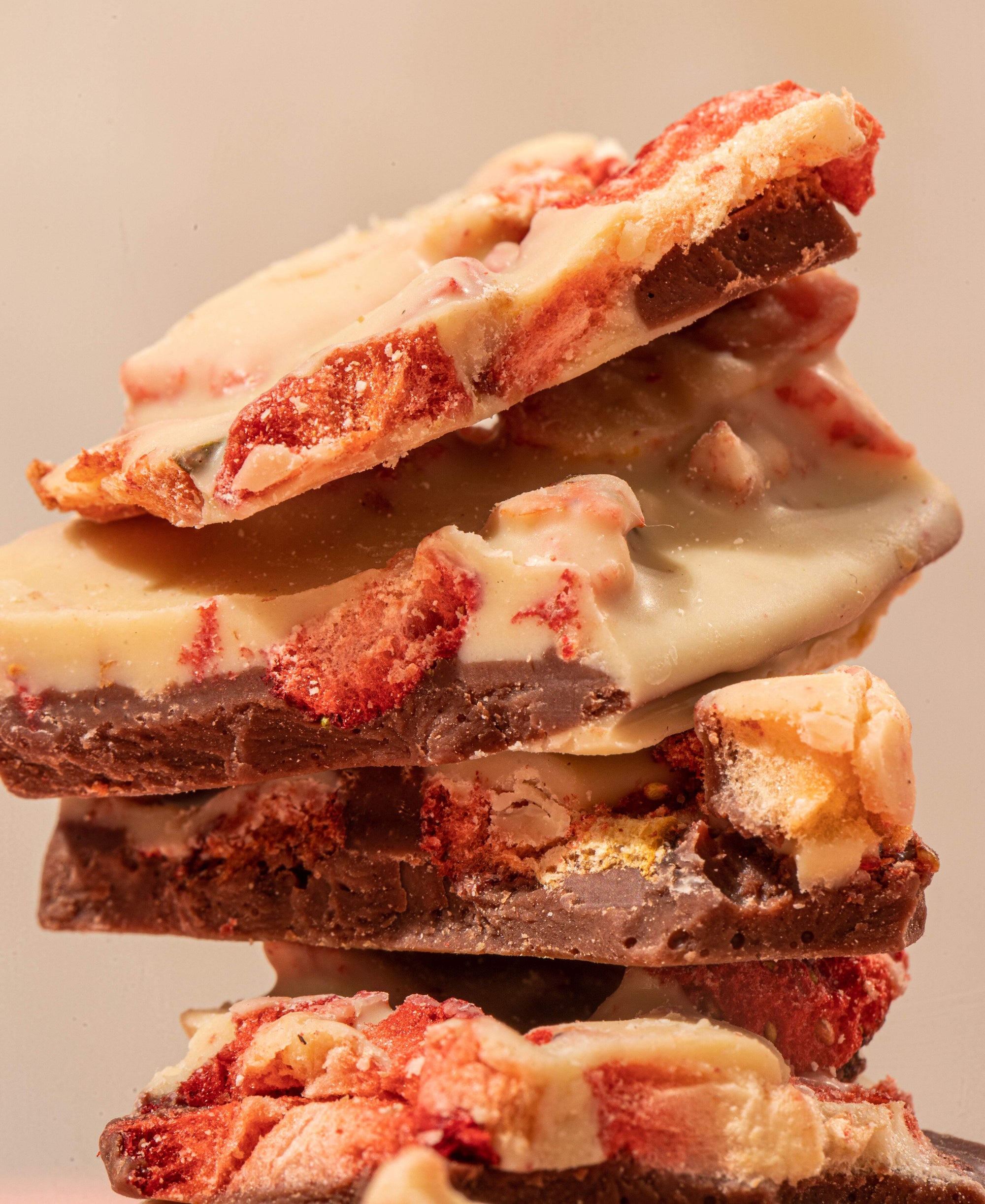 Lascas de Chocolate Nuvem de Morango Chocolate Duo com Morango 55g